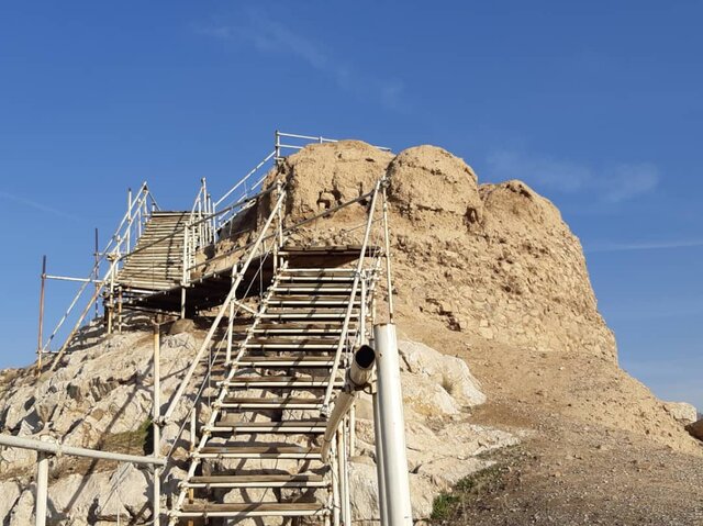 تابلو اعلام کاوش در محوطه تاریخی دژ رشکان